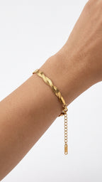 Gedrehtes Schlangenarmband in 18k vergoldet